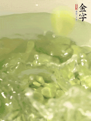 新鮮蠶豆熱水焯水30秒，然后浸入涼水。