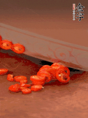 小米辣切圈，大蒜切片。