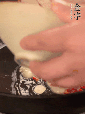 豬油潤鍋，下辣椒、大蒜、火腿片煸香。