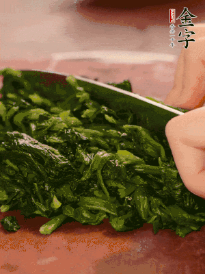 洗凈的菠菜加鹽焯水，撈出晾涼后攥干切碎。胡蘿卜切細(xì)絲。金字烤腸切園片。