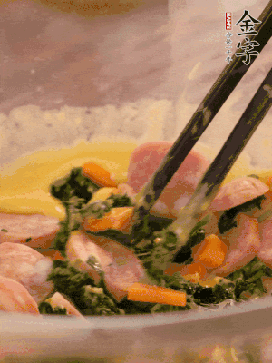 雞蛋、面粉、玉米油攪拌到無(wú)顆粒狀態(tài)。再加入菠菜、胡蘿卜、烤腸。少許鹽調(diào)味。