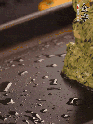 熱鍋擦一下油，下面糊攤平。