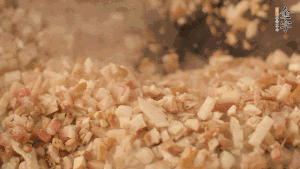 鍋中熱油，依次下食材翻炒，加2勺料酒、少許胡椒粉調(diào)味，撒蔥花攪拌均勻。