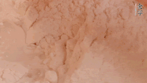 糯米粉中加入溫水，反復(fù)揉成團(tuán)。