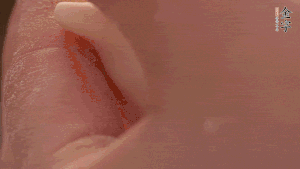 取一小團(tuán)面，用掌心搓成小球狀，從小球中心捏窩，放入餡料，封口后，留出小尾巴。