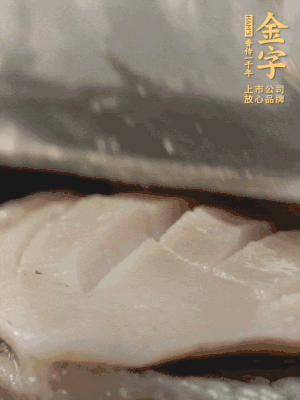 鮑魚用勺子撬出來，去掉內(nèi)臟和牙齒，加面粉、白醋、鹽、啤酒抓一下，清水洗凈，切花刀。