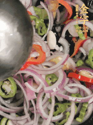 生姜、大蒜、青紅辣椒圈、洋蔥放油鍋煸香。