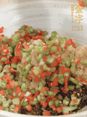 XO醬、蒜蓉醬、青紅椒粒攪拌成醬料。