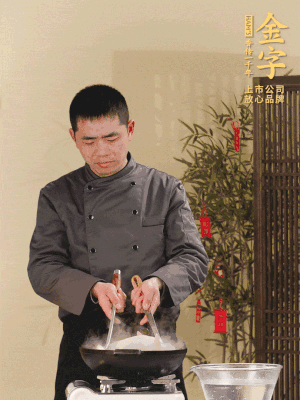 整只土雞冷水下鍋，加蔥姜、料酒焯水，撈出后用溫水清洗干凈。