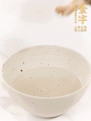 羊肚菌流水洗凈2遍后，溫水泡發(fā)15-20分鐘。