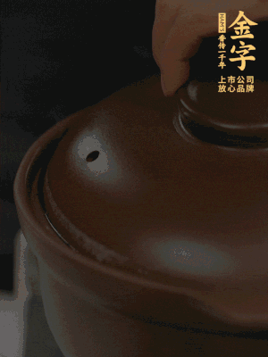 雞、火腿、姜片一起放入砂鍋中，大火轉(zhuǎn)小火燉2小時(shí)。