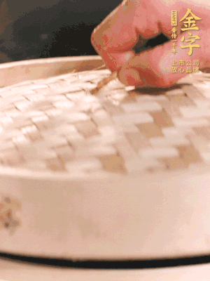 醬鴨半只加姜片、蔥、黃酒上鍋蒸20分鐘。