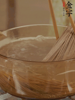 水開后下蕎麥面，煮2分鐘后過涼水備用。