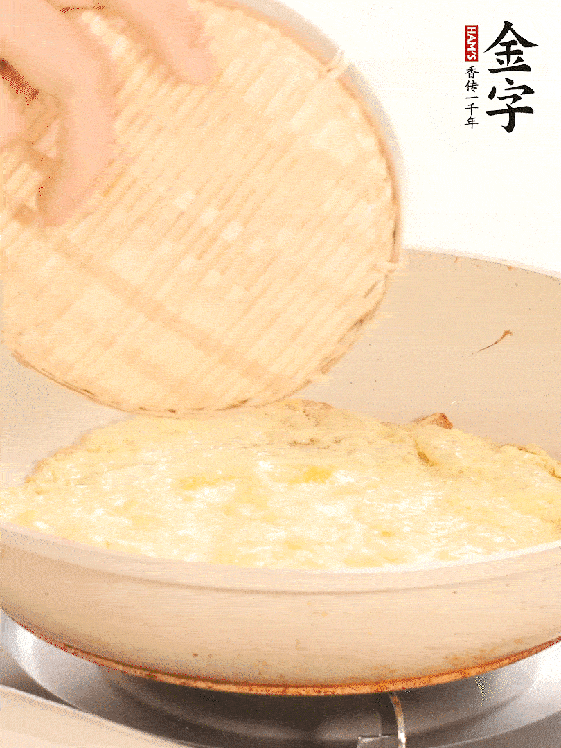 鍋內(nèi)放入少許油，油溫4成熱倒入一個雞蛋煎熟