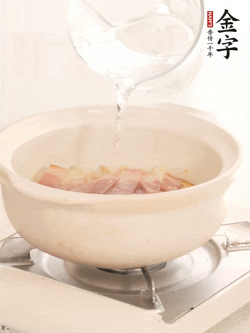 放入火腿片，加開水，再加入豆腐