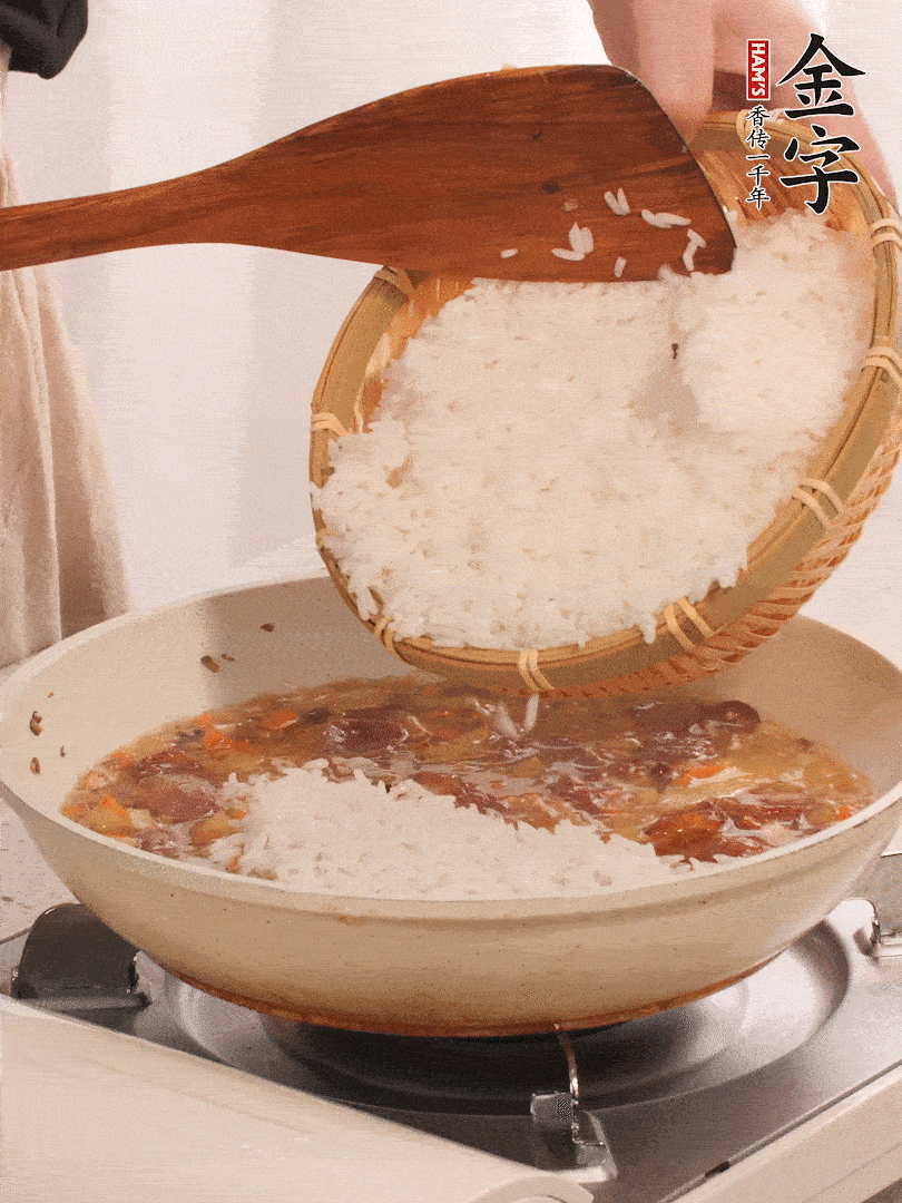 熱鍋燒油，香腸煸出油，加姜片去腥，加土豆、胡蘿卜、香菇翻炒到半熟，隨后加豆角、2小勺鹽、1大勺生抽，煸炒均勻。