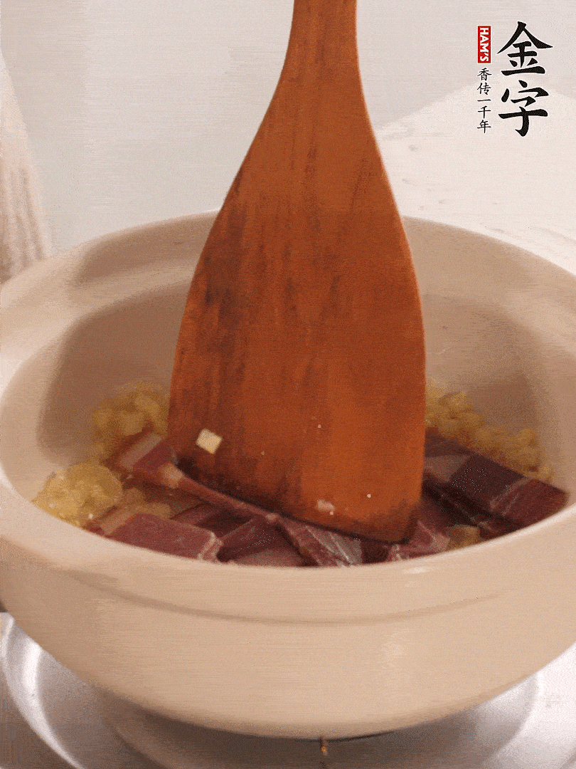 加熱水，加入白菜蓋上蓋子煨煮3分鐘。