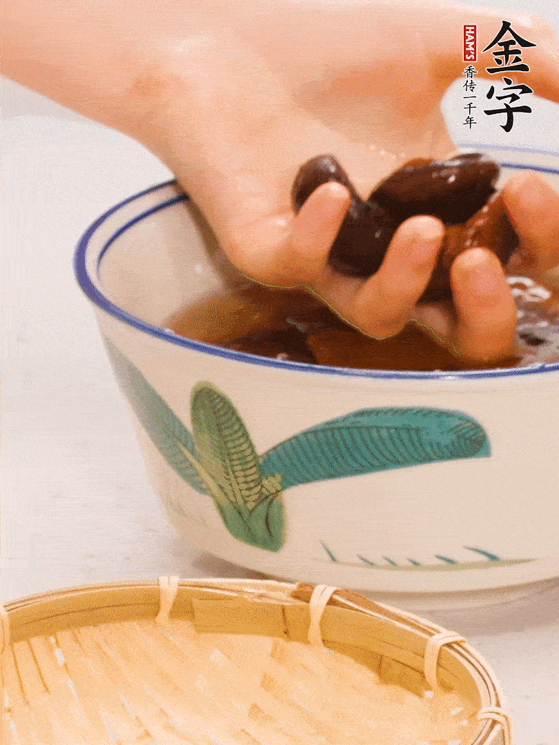 干香菇提前泡發(fā)切片，泡香菇水留著備用。