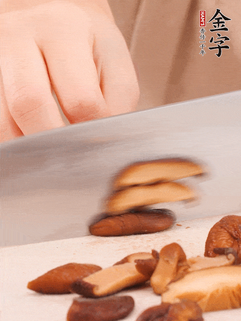 干香菇泡發(fā)，切成小塊。