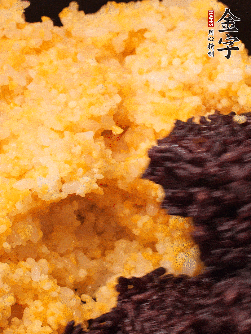 混合小米、紫米煮熟，加豬油攪拌均勻（紫米分開煮在攪拌）