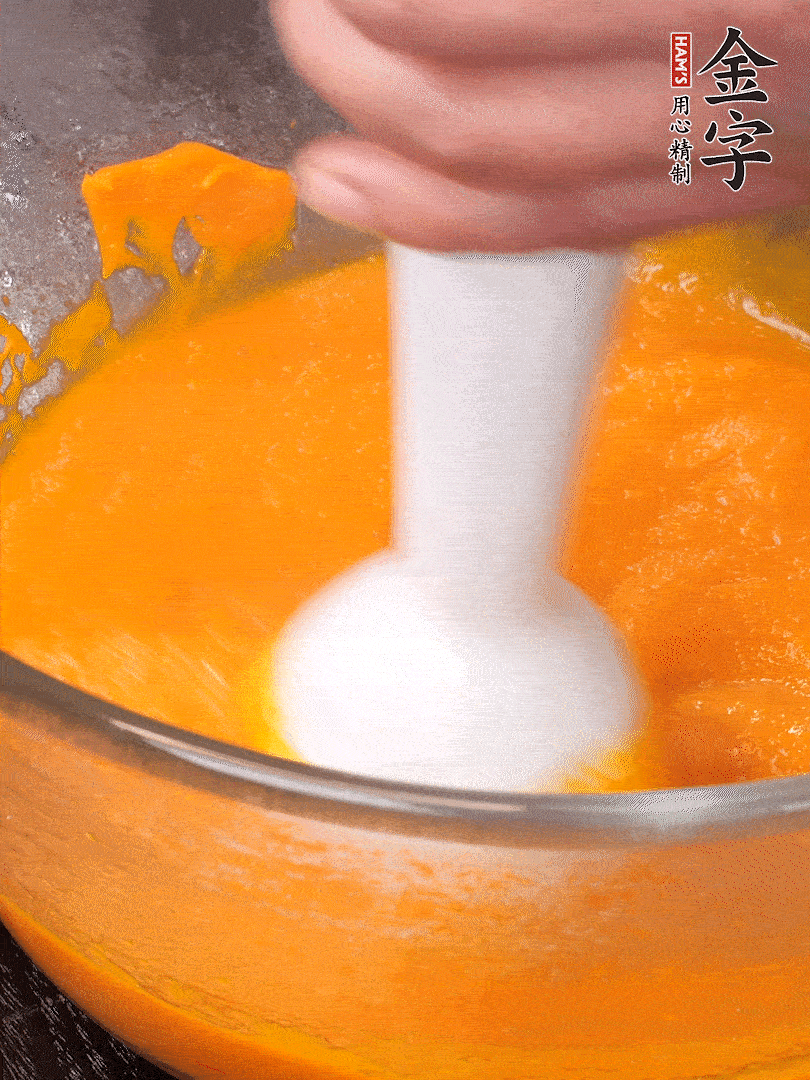 300g南瓜，去皮去瓤切滾刀塊，大火蒸8分鐘，料理機打成泥，篩網過篩成泥