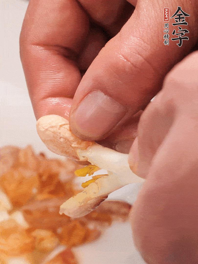 花生芽切段。開水焯水1分鐘，去掉頂部的花生皮