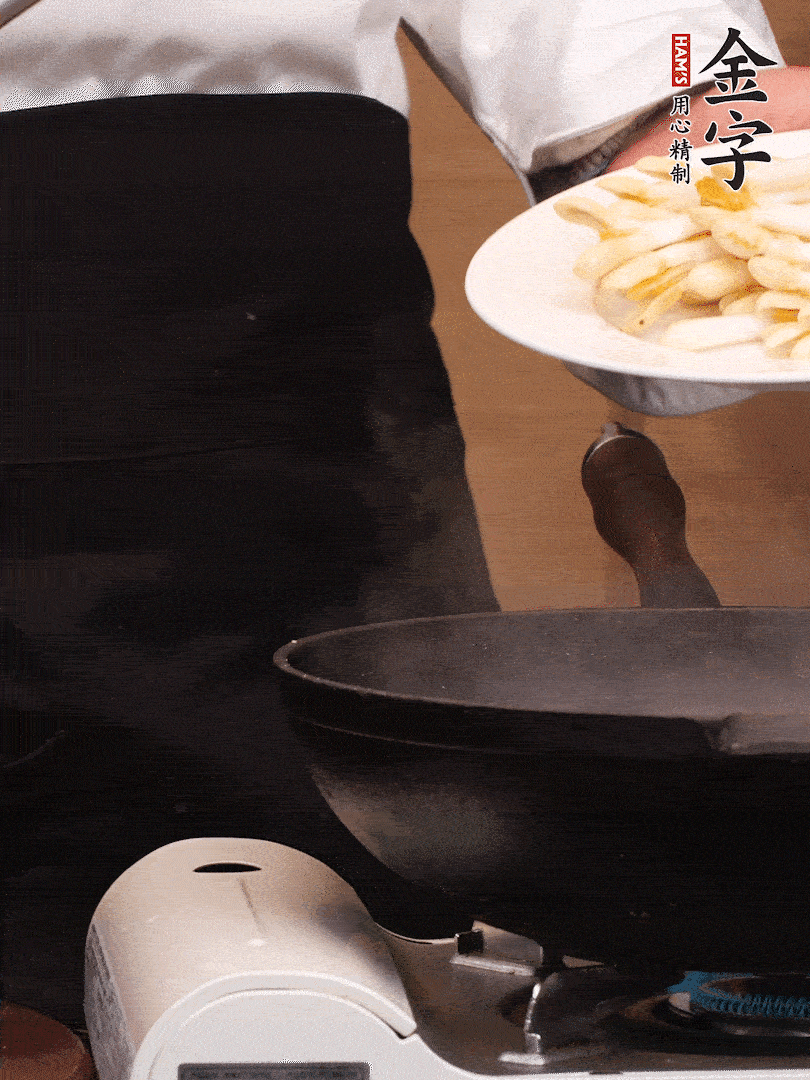 鍋中少許油，下花生芽