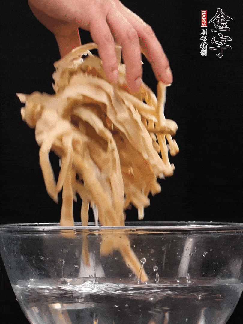 天目山筍干1把，清洗表面鹽分，用手撕成長條