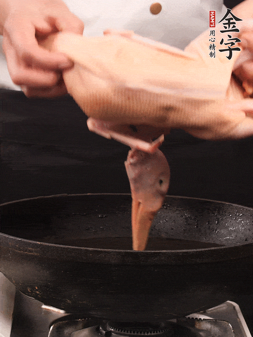 處理干凈的老鴨1只，黃酒小半碗，姜幾片，一起放入冷水，煮沸焯水3分鐘，去除血沫