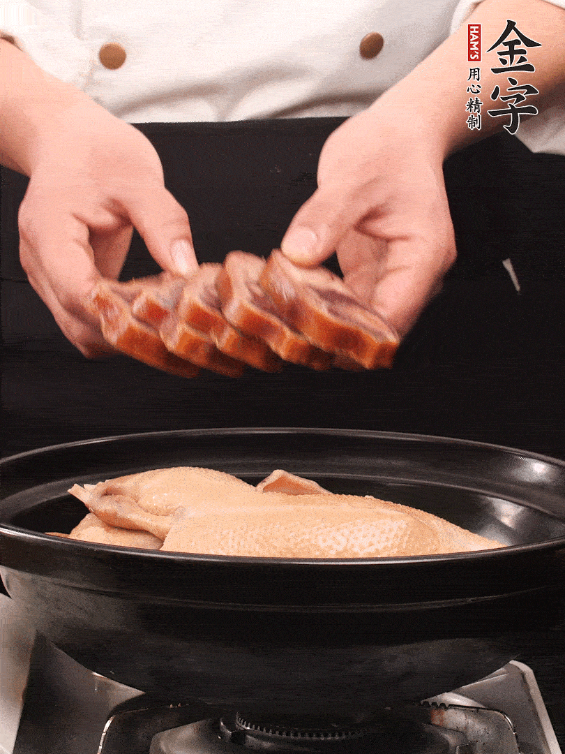 老鴨、金字火腿蹄片、筍干、姜片、蔥結(jié)，清水沒過鴨身2cm，加黃酒小半碗