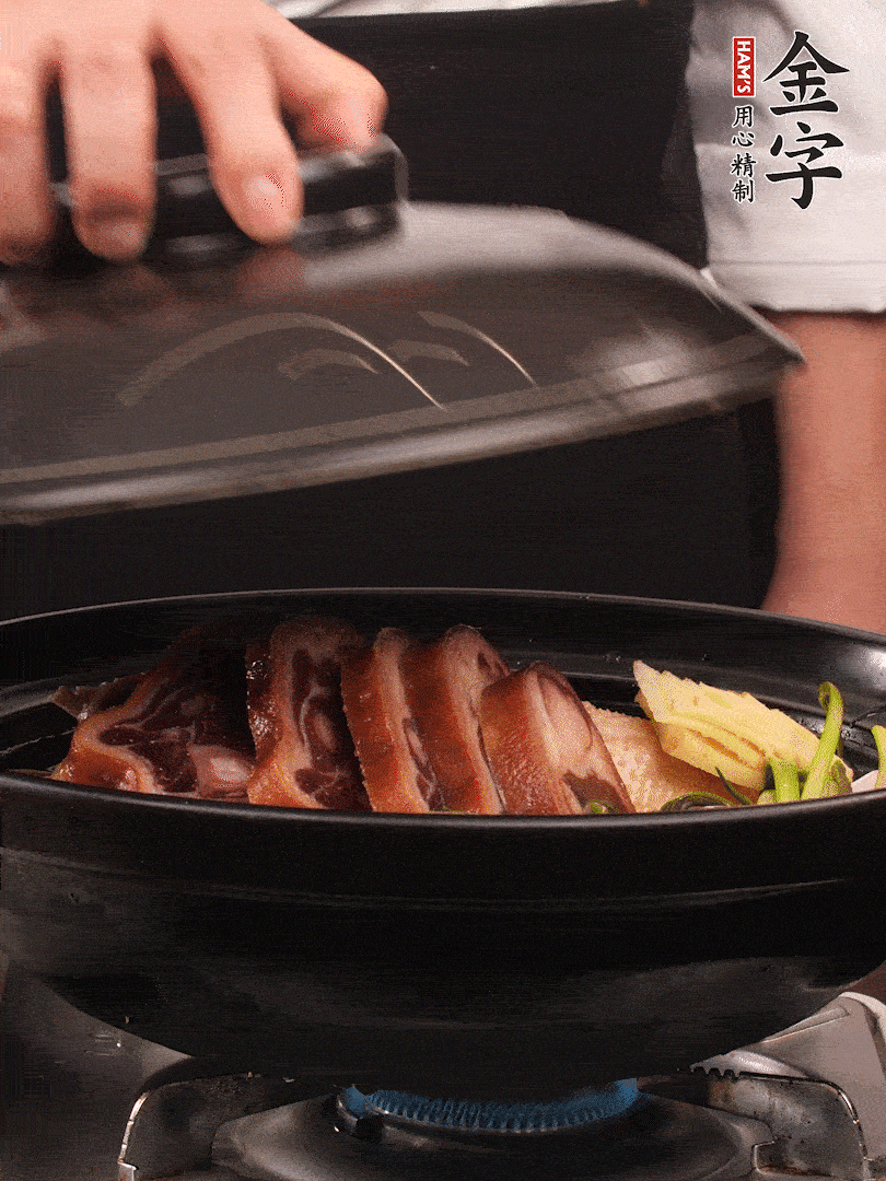 砂鍋蓋蓋子密封，大火燒開后轉(zhuǎn)小火，燜煮2小時(shí)