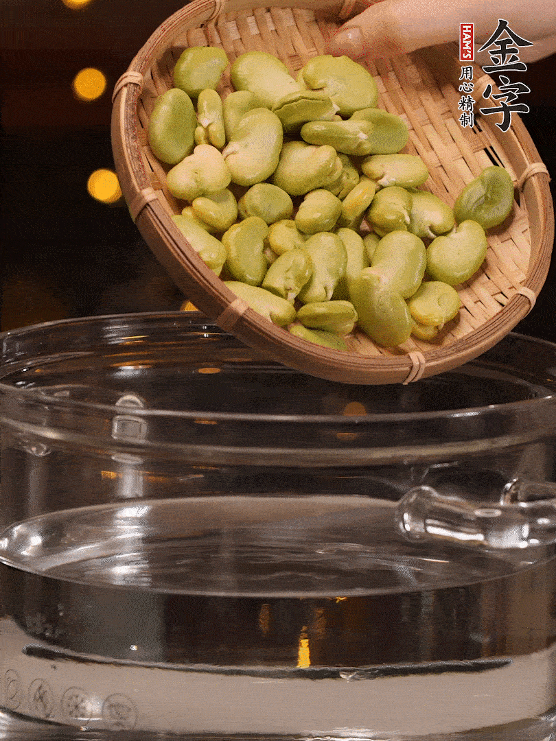 蠶豆剝殼，一起放入鍋中開水焯2分鐘去澀