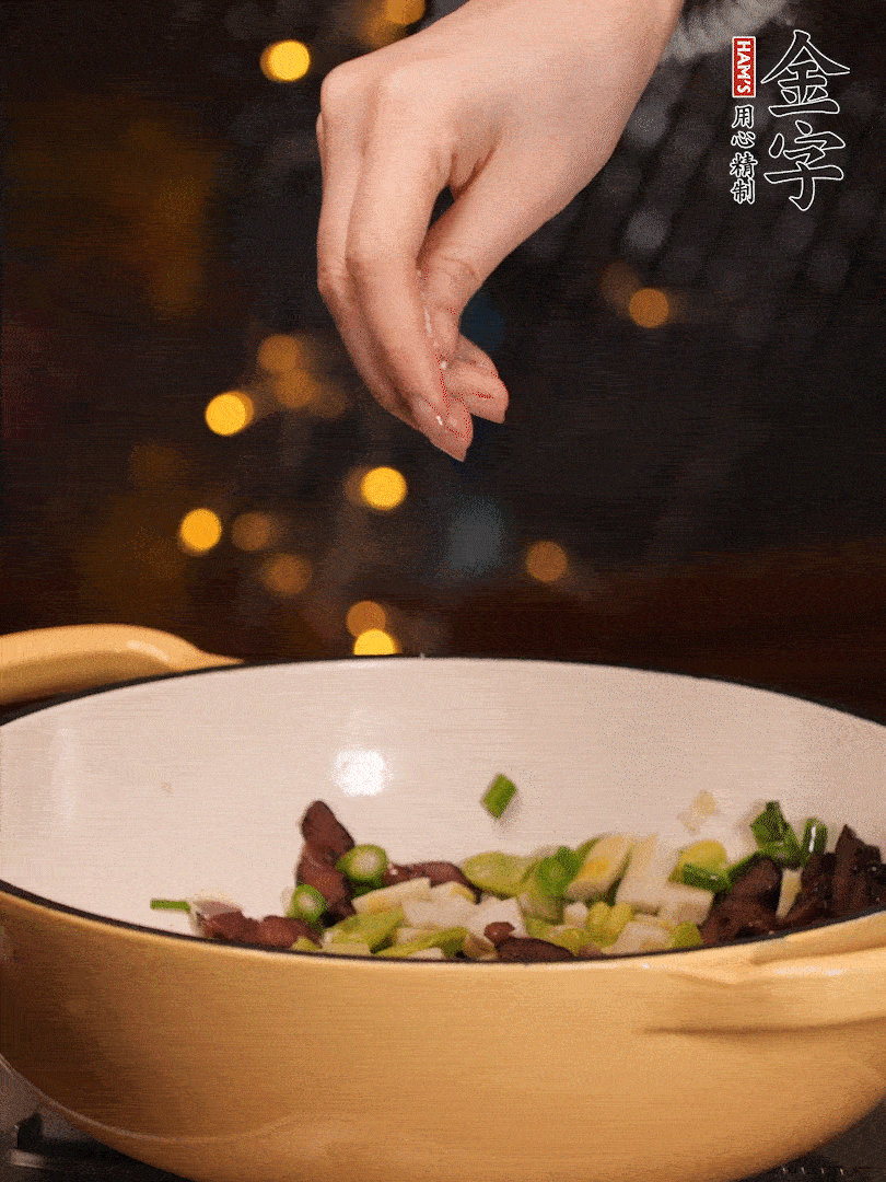 可以加點點水，再加菜苔，加點鹽、味精調(diào)味