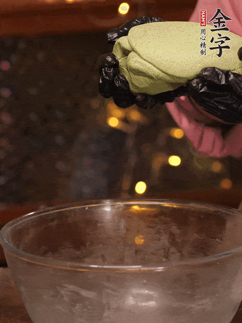 清明粿粉，分次加艾草泥，加點(diǎn)油揉2分鐘，揉到面團(tuán)光滑，醒發(fā)一下