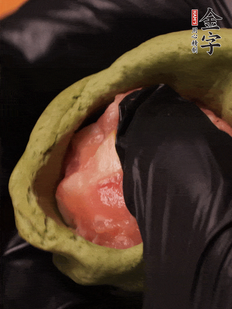 切成小劑子，中間壓個(gè)坑，做成碗狀，虎口慢慢收口