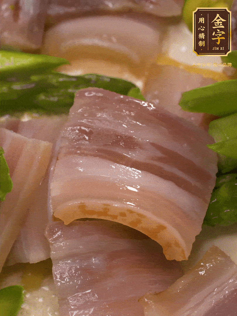 依次下蠶豆、蘆筍、白蘑菇翻炒均勻