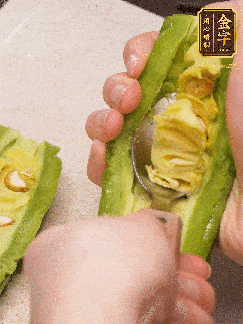 苦瓜從中間切開，把里面的瓢和籽全部挖干凈