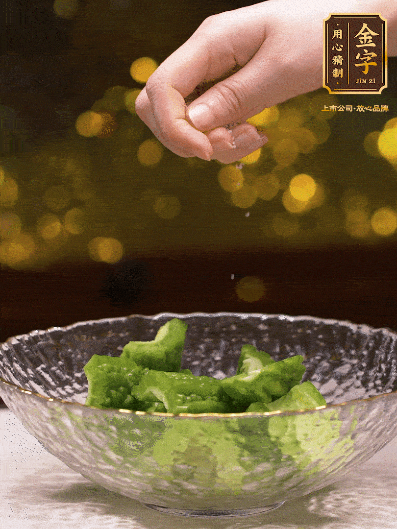 處理好的苦瓜切段（5cm），加點鹽鹽腌一下，去除一下苦味