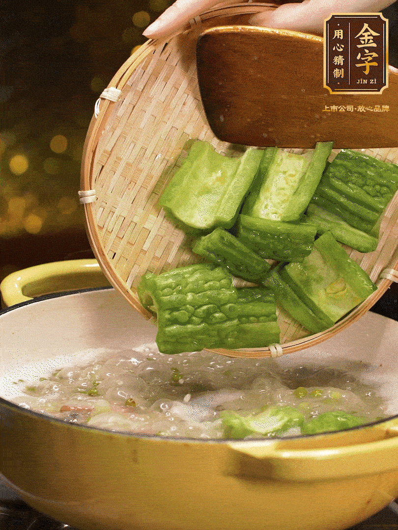 最后在放苦瓜燒開，放一點點調味糖，燉煮20分鐘