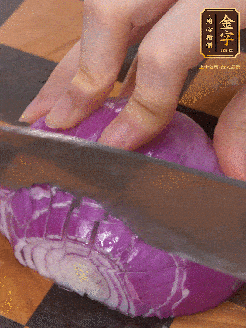 洋蔥切碎、土豆切丁