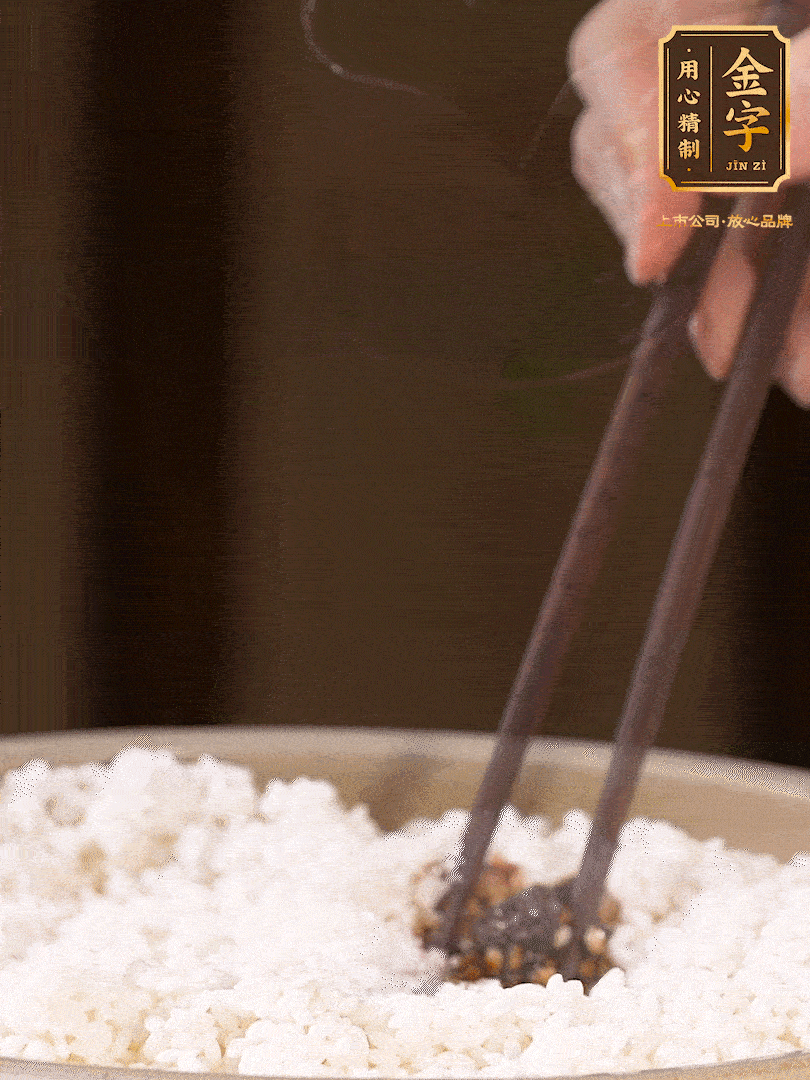 糯米淘洗干凈，浸泡4小時，控干水分后，加鹽、糖、老抽調(diào)味調(diào)色