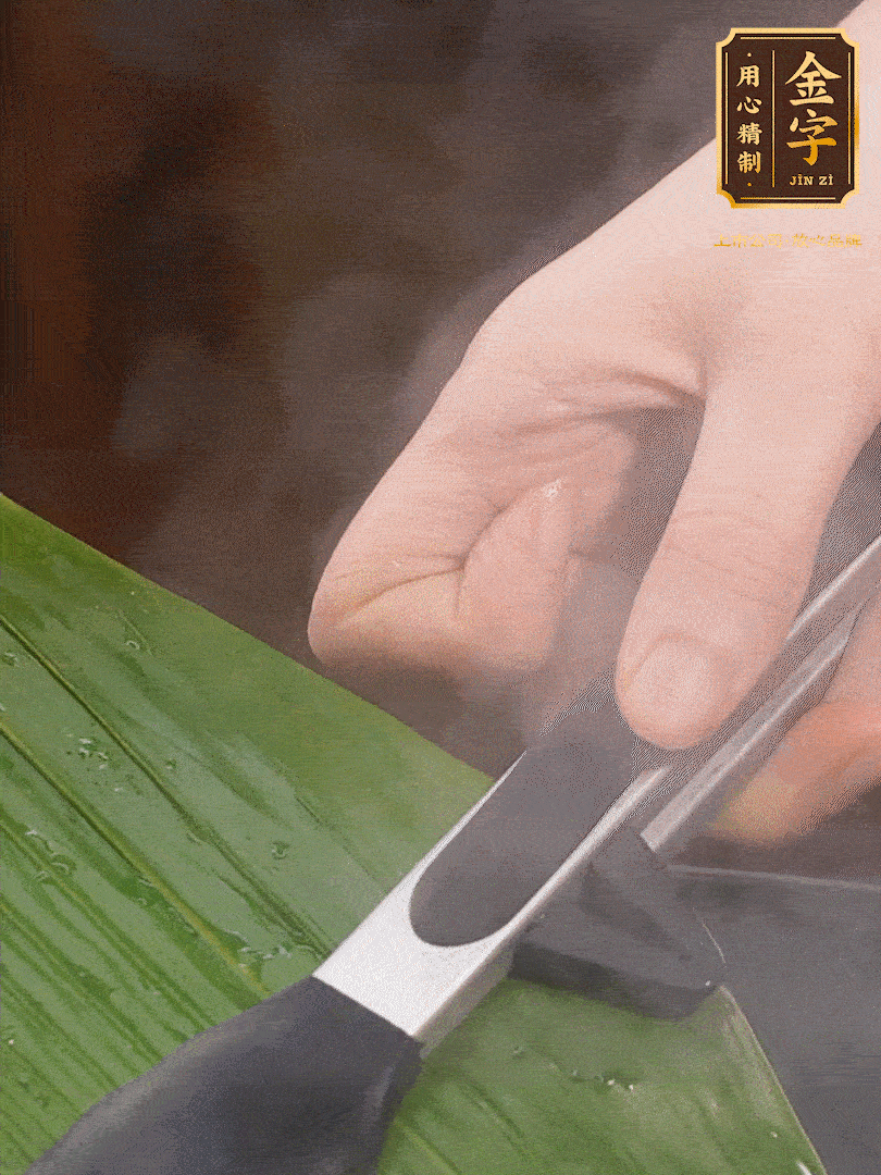 新鮮粽葉洗凈，用開水煮一下，讓粽葉更有韌性不易裂。