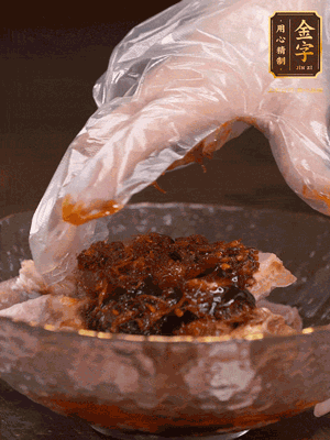 排骨用1勺蠔油、1勺醬油、1勺金字火腿XO醬抓勻腌制半小時(shí)