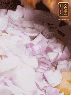 倒入洗干凈的大米、土豆丁、洋蔥碎、排骨、金字火腿xo醬、水