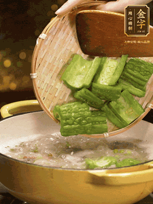 倒入熱水，和泡開的綠豆（連水）和火腿片，大火燒開燉一個小時