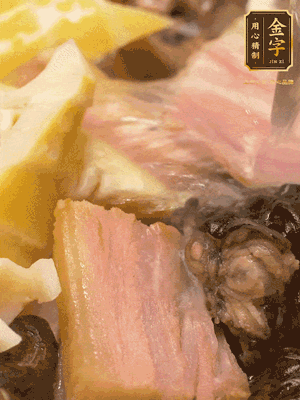 倒入滾燙的熱水，燉煮20分鐘，湯濃汁白