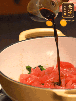 調(diào)味：1勺蠔油、1勺生抽、2轉(zhuǎn)胡椒粉和2勺番茄醬倒入400ml開水，燒至湯汁濃厚