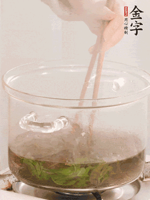 香椿焯水，變色后撈出，切成小段