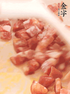 香腸炒出油脂，加入蠶豆煸炒