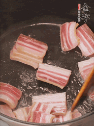 鍋中放菜籽油燒熱，下咸肉、冬筍略微煸炒